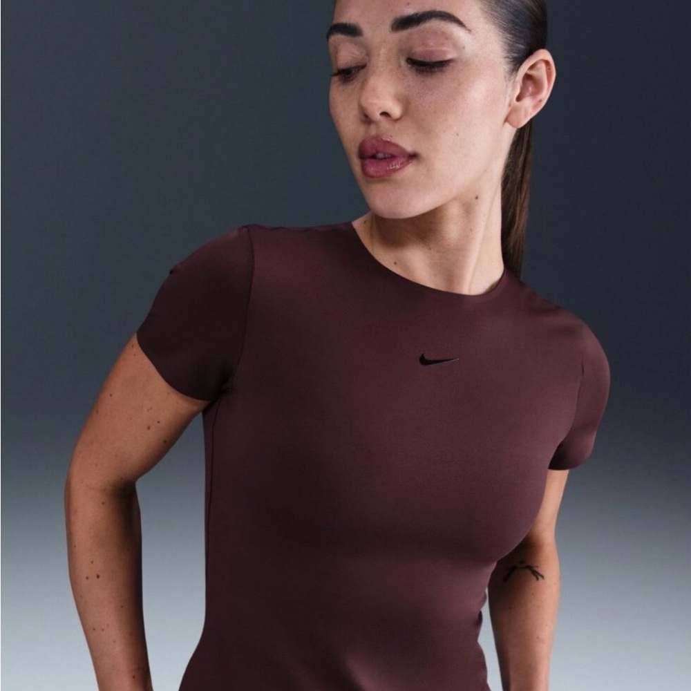 🆕 NWT. Nike Form Short Sleeve Tee in Burgundy Crush